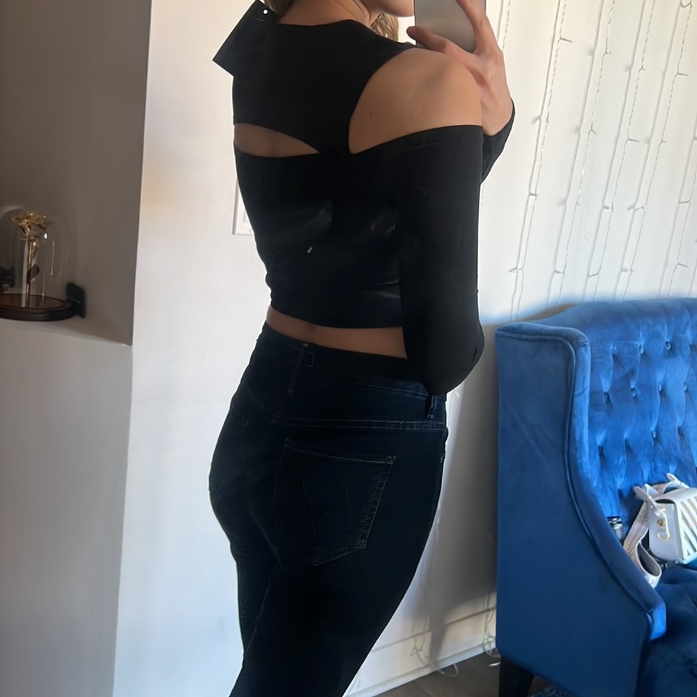 h:ours Diem Cut Out Top in Black - Picture 10 of 13